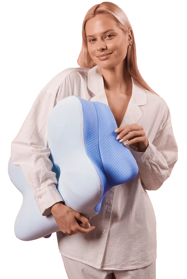 Mujer sujetando la almohada Derila Ergo con forma de mariposa